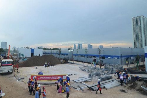 Bệnh viện dã chiến tại quận Hoàng Mai đã hoàn thành 70% khối lượng công việc