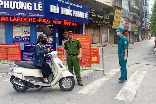 Kiểm soát chặt người ra đường để hạn chế dịch bệnh
