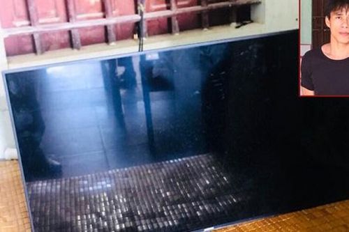 Đi cách ly lấy trộm cả tivi trong khu cách ly rồi gọi anh họ đến đem về nhà