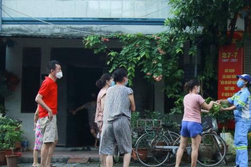 Ấm lòng: Giữa những ngày giãn cách ở Hà Nội, 2 nữ lao công vẫn đều đặn tặng rau miễn phí cho người dân