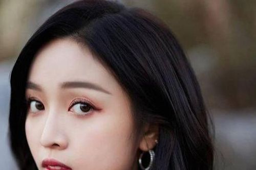 Ngô Tuyên Nghi cắt phăng mái tóc dài trên sân khấu: Hy sinh vì nghệ thuật hay 'làm lố'?