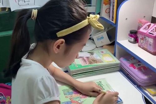 Phụ huynh chật vật mua sách giáo khoa cho con khi giãn cách xã hội