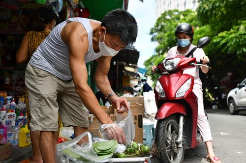 Người dân mua đồ cúng rằm tháng bảy đơn giản vì đại dịch