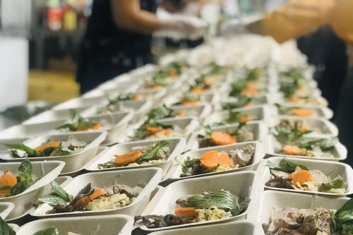 Thầy trò làm hơn 1.000 suất ăn tặng tuyến đầu chống dịch