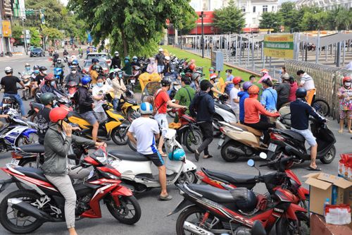 Xếp hàng từ 4h sáng đi siêu thị tích trữ thực phẩm ở TP.HCM
