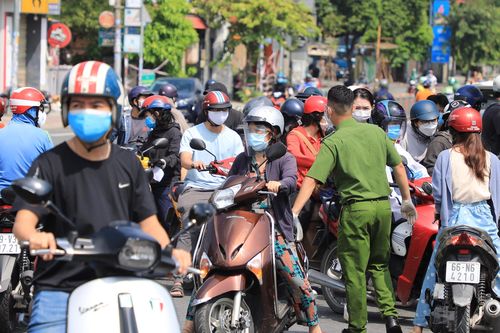 Siêu thị, chợ ở TP.HCM đông người