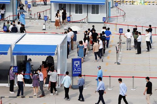 Thượng Hải cách ly 120 người sau cụm dịch ở sân bay