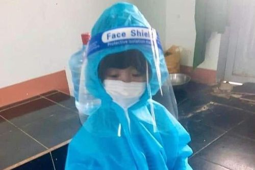 Bé trai 3 tuổi vừa chữa ung thư, vừa điều trị Covid-19