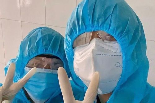 Nam sinh điều trị Covid-19 thành công cùng mẹ