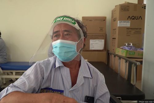 Bệnh nhân Covid-19 bật khóc ngày xuất viện