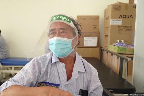 Từng nguy kịch, F0 ở TP.HCM bật khóc trong ngày xuất viện