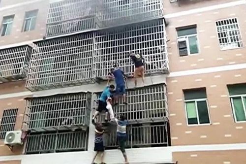 Giải cứu hai bé gái khỏi đám cháy ở Trung Quốc