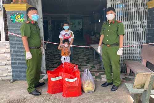 Phân phối lương thực miễn phí tận nhà cho người dân thị trấn Long Hải