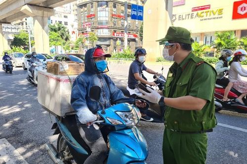 Hà Nội: Xử phạt gần 500 trường hợp vi phạm, nam thanh niên dùng điếu cày đánh cán bộ trực chốt