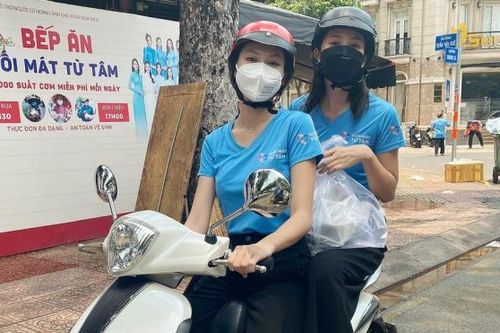 Hoa hậu Tiểu Vy chạy xe máy giao cơm cho các chiến sĩ lực lượng tuyến đầu chống dịch