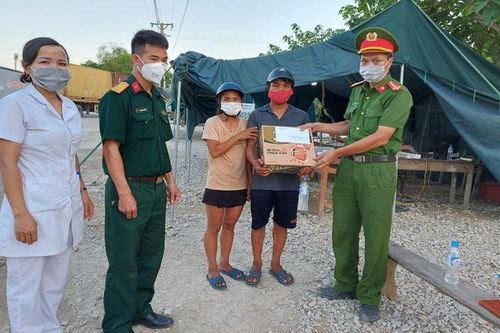 Ấm áp tình người tại chốt kiểm dịch