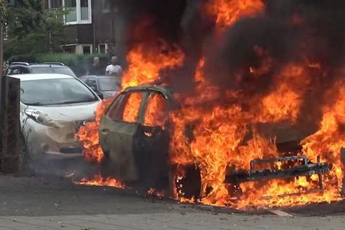 Xe điện Volkswagen ID.3 tự bốc cháy thành tro trên phố