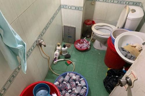 TPHCM: Triệt phá đường dây sản xuất thuốc điều trị COVID-19 giả