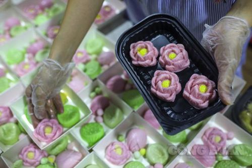 Hà Nội: Cận cảnh quy trình chế biến bánh trôi hoa sen đắt khách ngày lễ Vu Lan
