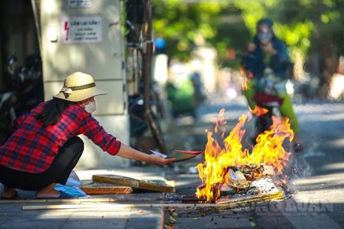 Hà Nội: Người dân đốt vàng mã ngay trên lòng lề đường vào dịp Rằm tháng 7