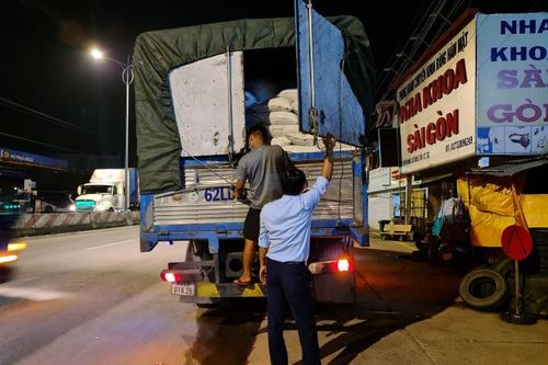 Tiền Giang: Phát hiện xe 'luồng xanh' vận chuyển hàng hóa vi phạm