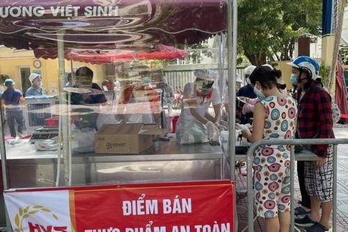 Hà Nội dùng xe bus và ô tô bán hàng cho người dân khu nhà trọ và khu đông dân cư
