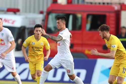 V-League 2021: Người muốn đá, kẻ muốn hủy