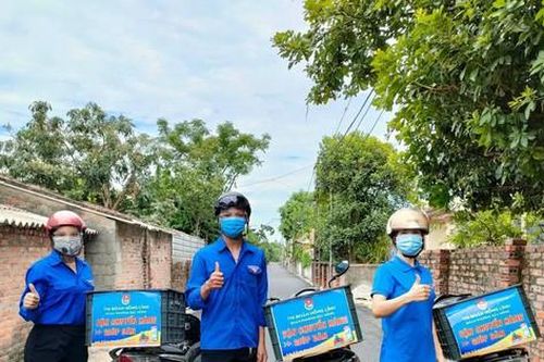 'Shipper áo xanh' tình nguyện đi chợ, mở gian hàng 0 đồng