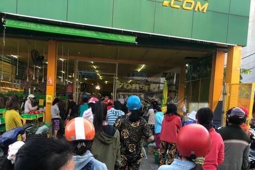 Dân Sài Gòn 'rồng rắn' đi chợ khi siêu thị chưa mở cửa