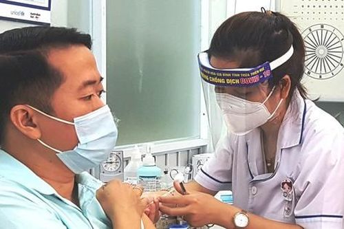 TT-Huế nói gì khi bị 'điểm danh' chậm tiêm vắc xin phòng COVID-19?
