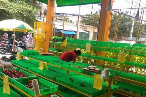 Giữa trưa siêu thị đã hết hàng, đường phố Sài Gòn nhộn nhịp ngày giãn cách