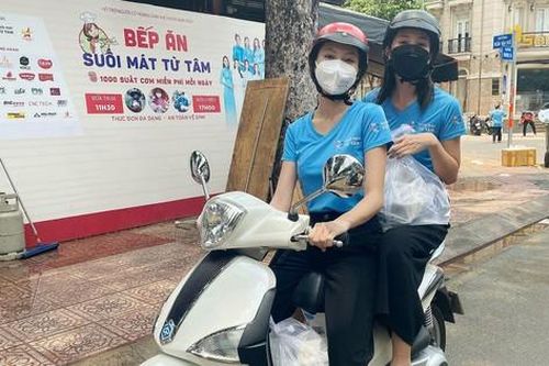 Tiểu Vy, Ngọc Thảo chạy xe máy làm shipper giao cơm cho các chiến sĩ tuyến đầu chống dịch