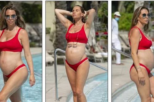 Cựu Hoa hậu Anh diện bikini khoe bụng bầu 'vượt mặt' khi sắp sinh con thứ 5