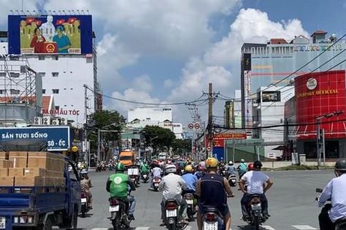 Dân Sài Gòn chen nhau ra đường trước giờ siết giãn cách