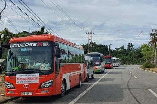 Nhóm tài xế trá hình gắn mác 'xe nghĩa tình, 0 đồng' thu tiền chở người về từ vùng dịch