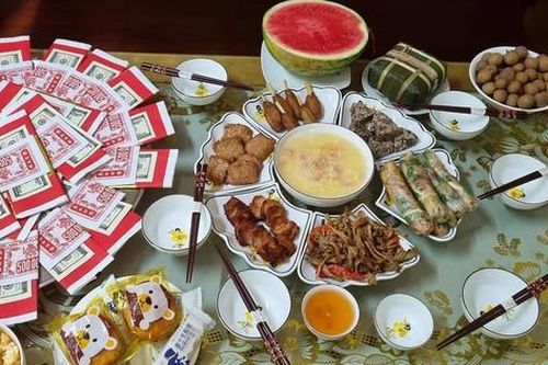 Rằm tháng 7, cỗ và vàng mã giảm, nở rộ cúng online