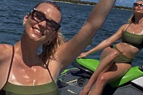 Siêu mẫu cao 1m88 Karlie Kloss khoe dáng đẹp như tượng tạc trên mô tô nước
