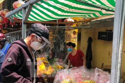 Người dân TPHCM vội vã mua sắm cúng rằm tháng Bảy