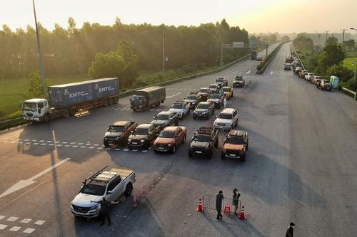 Hơn 60 xe bán tải chở miễn phí 22 tấn rau quả cho vùng dịch ở Hà Nội