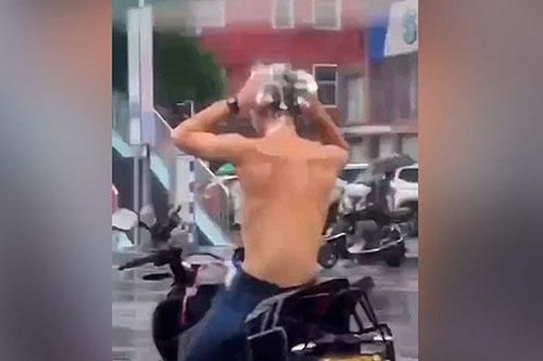 Thanh niên tranh thủ gội đầu giữa trời mưa khi dừng chờ đèn đỏ và cái kết