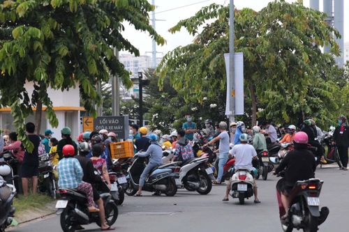 Người dân TP Hồ Chí Minh đổ xô đi mua hàng hóa, thực phẩm