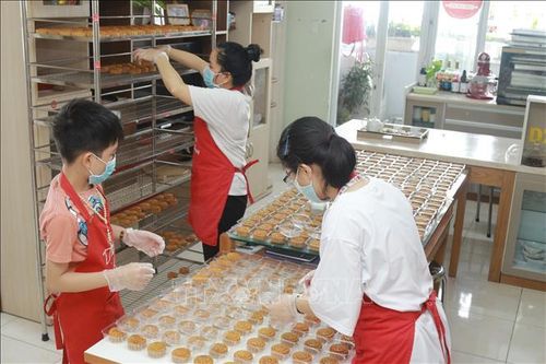 Những chiếc bánh Trung thu ngọt ngào tình người dành cho các em bé đang chống chọi với COVID-19