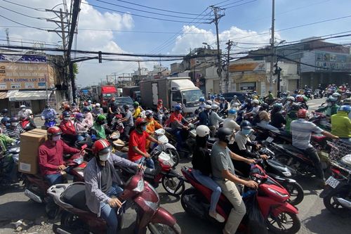 Sáng 21/8, người dân TP Hồ Chí Minh đổ ra đường gây ùn tắc giao thông