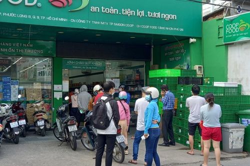 Người dân TP Hồ Chí Minh đi 'gom' hàng tích trữ, các siêu thị khẳng định đảm bảo nguồn cung