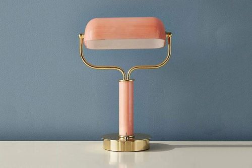 Trang trí lại góc làm việc với những đèn bàn sành điệu