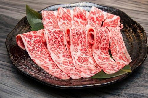 Tại sao thịt bò Kobe Wagyu lại đắt? Khám phá cuộc sống 'vương giả' của bò Kobe