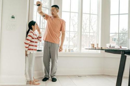 Cha mẹ Trung Quốc tiêm hormone tăng trưởng cho con dù lo rủi ro