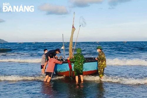 Cứu kéo thành công thuyền thúng, bảo đảm an toàn tài sản của ngư dân