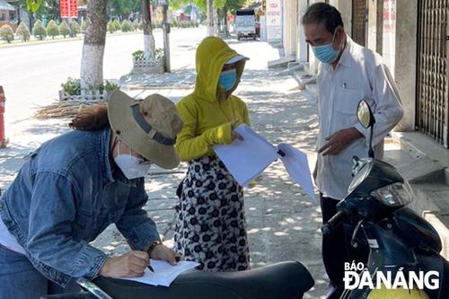 Đội nắng chi tiền hỗ trợ người dân