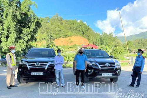 Phát hiện 3 xe taxi dù 'lách' chốt chở người từ vùng dịch về Điện Biên